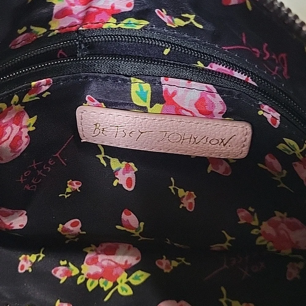 🩷🩷Betsey Johnson Pink Crossbody Bag with Gold Chain🩷🩷 - Picture 4 of 7